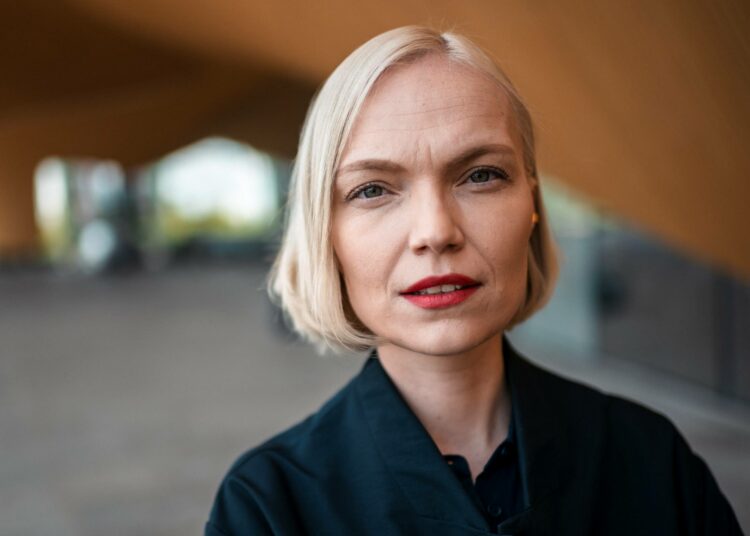 Jos veroasteemme jatkaa laskemista, se tulee lisäämään alijäämää, eikä sitä voi loputtomiin kuitata sillä, että leikataan aina vaan lisää sosiaaliturvaa, sanoo kansanedustaja Minja Koskela (vas).