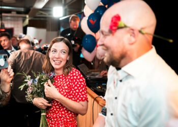 Vasemmistoliiton vastavalitut europarlamentaarikot Li Andersson ja Jussi Saramo puolueen eurovaalivalvojaisissa 9. kesäkuuta.