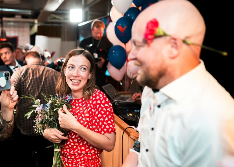 Vasemmistoliiton vastavalitut europarlamentaarikot Li Andersson ja Jussi Saramo puolueen eurovaalivalvojaisissa 9. kesäkuuta.