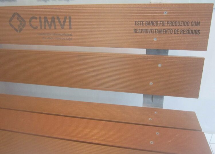 Cimvin päämajan sisäänkäynnin luona on termoplastisesta muovista valmistettu penkki. Sen raaka-aineita pidettiin ennen kierrätyskelvottomana kaatopaikkajätteenä.