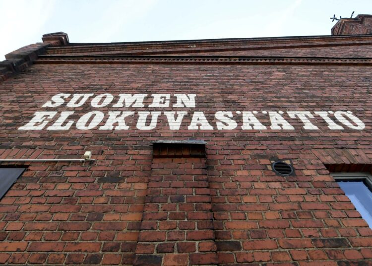 Suomen elokuvasäätiöön esitetty leikkaus ajaa tuontatoyhtiöitä ja elokuvateattereita konkurssiin, ennustaa kansanedustaja Pia Lohikoski.