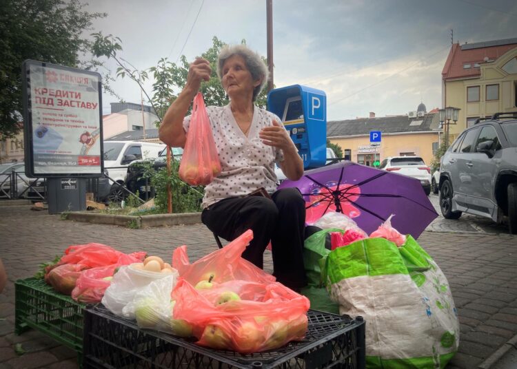 Elizabeth myy hedelmiä ja vihanneksia Užhorodin keskustassa. Vuosikymmenten palkkatyö ei ole säästänyt 74-vuotiasta köyhyydeltä.