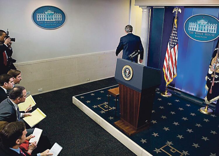 George W. Bush poistuu näyttämöltä viimeisen lehdistötilaisuutensa jälkeen tiistaina.