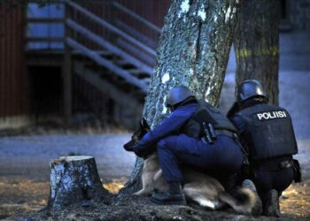 Poliiseja ja poliisikoira ulkomaiden suurlähettiläiden Maanpuolustuskurssin toimintanäytöksessä Santahaminassa viime joulukuussa.