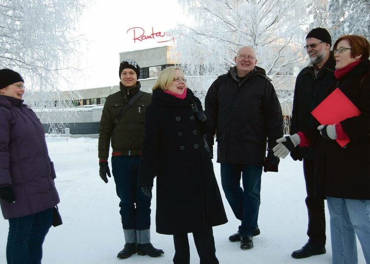 Puoluetoimiston väki kävi Jyväskylässä tutustumassa tuleviin kokouspuitteisiin yhdellä paikallisen väen kanssa. Hotelli Laajavuoren pihalla kuvassa vasemmalta Katja Minkkinen, Sami Liukkonen, Sirpa Puhakka, Jukka Kinos, Esko Grekelä ja Malla Kantola.