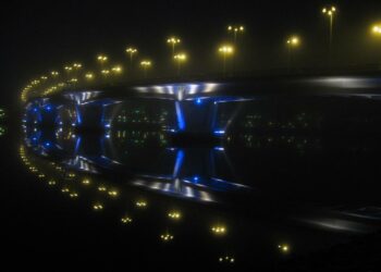 Moni jyväskyläläinen pitää valaistua Kuokkalan siltaa "kuin taideteoksena".