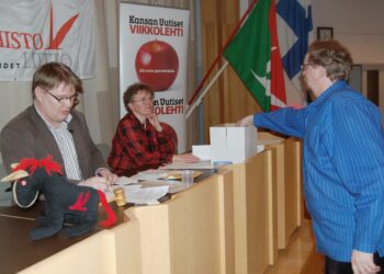 Kokouksen puheenjohtaja Jarkko Kaukometsä ja sihteeri Mervi Oksanen valvoivat, kun piirin puheenjohtaja Jarmo Ritanen pudotti äänestyslippunsa vaaliuurnaan.