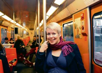 Elina Hirvonen on omasta mielestään aina vähän vinossa eikä kuulu kunnolla mihinkään joukkoon. Mutta ei hän myöskään taivu 1970-luvulla pilkatuksi ?puolueettomaksi humanistiksi.?
