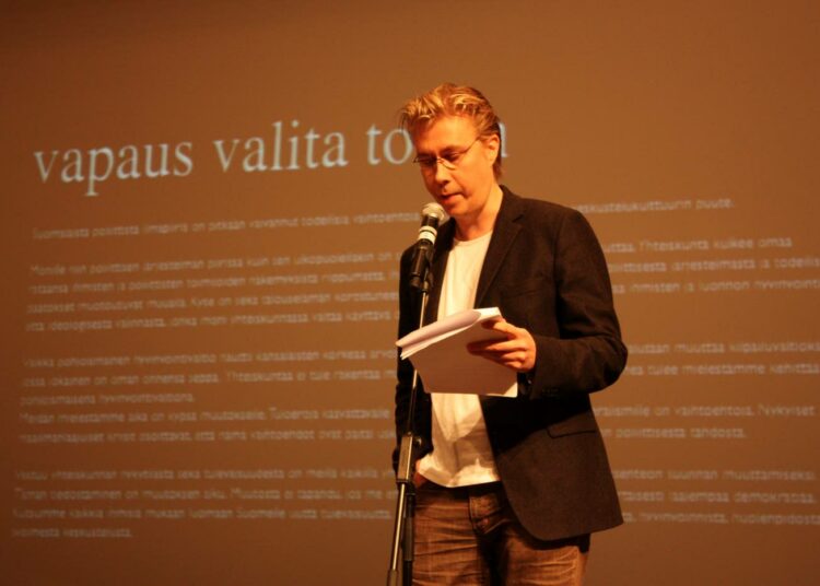 Vapaus valita toisin -foorumin kesäkuussa 2009 avasi Kulttuuritalolla teatteriohjaaja Esa Leskinen.