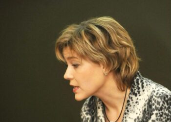 Henna Virkkunen perustelee nyt opettajakoulutuksen lisäämistä opettajapulalla.