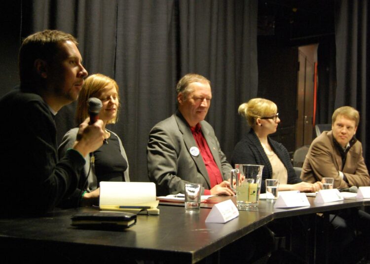 Paavo Arhinmäki, Helena Hirvonen, Tapani Kaakkuriniemi, Laura Piippo ja Joonatan Virtanen osallistuivat Jyväskylässä maanantaina käytyyn kriittiseen yliopistokeskusteluun.