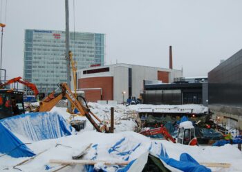 Viikkoja pysähdyksissä olleen Keskimaan hotellityömaan työt on käynnistetty saarrosta huolimatta.