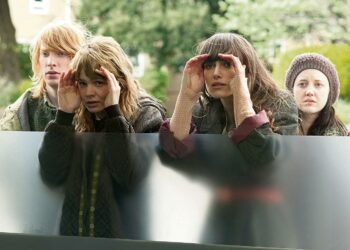Carey Mulligan ja Keira Knightley tutkailevat ulkomaailman menoa tyylikkäässä tieteisfilmissä Ole luonani aina.