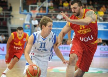 Petteri Koponen kiertää Montenegron Nikola Pekovicia koripallon EM-kisojen alkulohkon ottelussa Suomi - Montenegro.