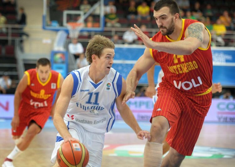 Petteri Koponen kiertää Montenegron Nikola Pekovicia koripallon EM-kisojen alkulohkon ottelussa Suomi - Montenegro.