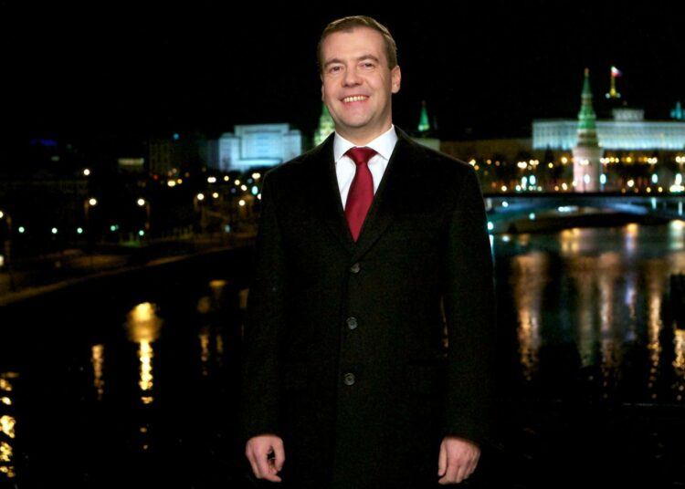 Venäjän presidentti Dmitri Medvedev valmistautumassa uudenvuodenyön tervehdykseen.