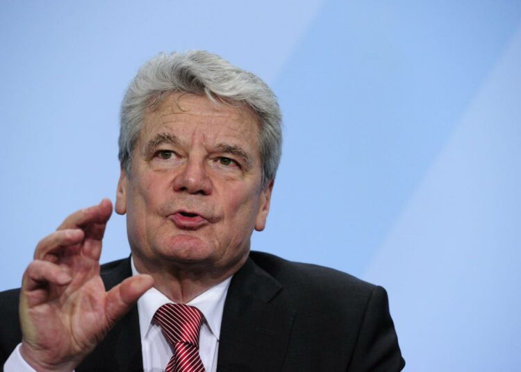 Joachim Gauck (kuvassa) ei kelvannut Angela Merkelille kaksi vuotta sitten, mutta nyt liittokanslerin oli taivuttava.