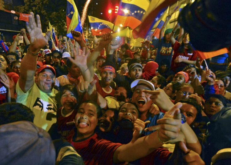 Chávezin kannattajia riemuitsemassa Caracasissa viime yönä.