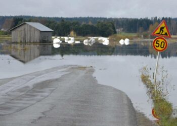 Päntäneenjoki tulvi pelloille Kauhajoella maanantaina.