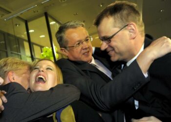 Keskustalaiset juhlivat odotettua pienempää vaalitappiota kuntavaali-iltana. Puolue meni vaaleihin verolinjansa suhteen sammutetuin lyhdyin.
