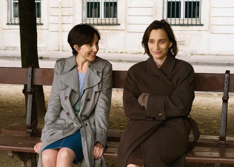 Juliette (Kristin Scott Thomas , vas.) on päässyt vankilatuomion jälkeen ehdolliseen vapauteen. Siskonsa (Elsa Zylberstein) hoivissa hän alkaa avautua maailmalle.