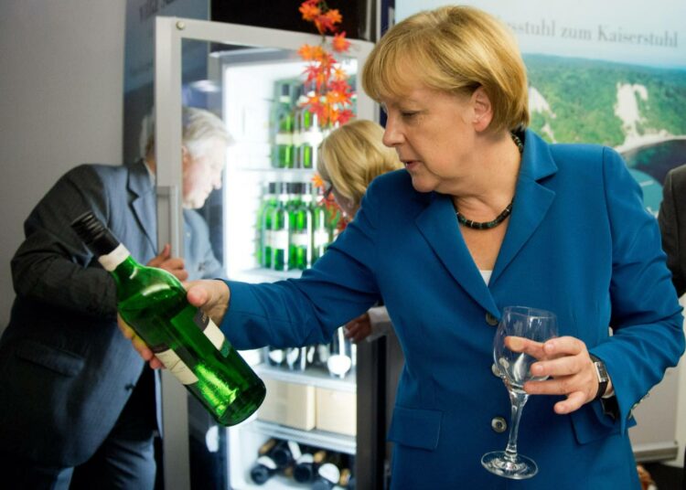 Liittokansleri Angela Merkel tutkiskeli etikettiä kristillisdemokraattien voitonjuhlissa sunnuntai-iltana.