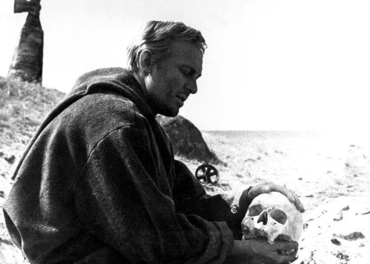 Grigori Kozintsev kuului Lenfilmin ja koko Neuvostoliiton ohjaajasuuruuksiin. Hän on tunnettu erityisesti Shakespearen näytelmiin perustuvista elokuvistaan Hamlet vuodelta 1964 (kuva) ja Kuningas Lear vuodelta 1971.