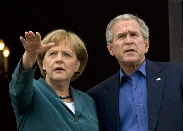 Yhdysvaltain silloinen presidentti George W. Bush liittokansleri Angela Merkelin vieraana Berliinissä kesäkuussa 2008.