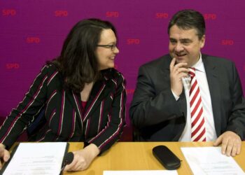 Sosialidemokraattien puoluesihteeri Andrea Nahles ja puheenjohtaja Sigmar Gabriel kertoivat jäsenäänestyksen tuloksesta sunnuntaina Berliinissä. Molemmista tulee ministereitä.