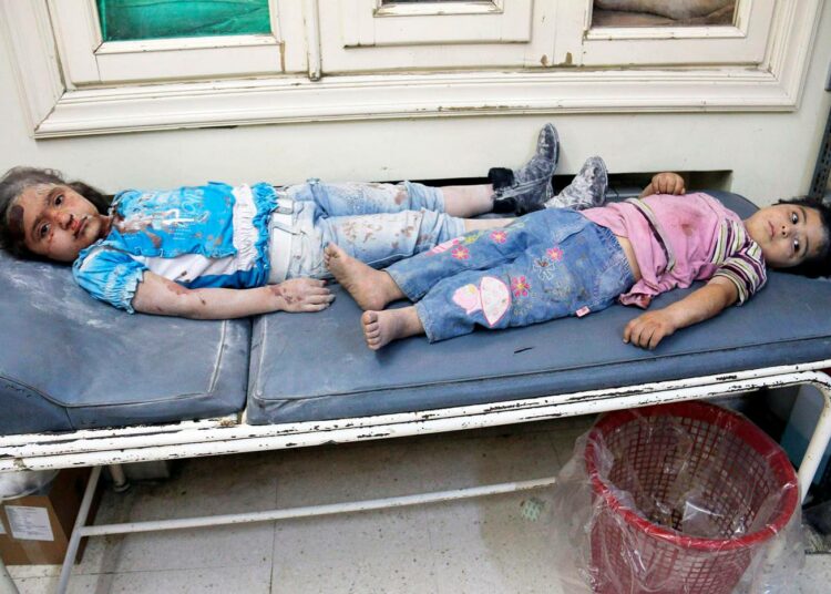 Loukkaantuneita syyrialaislapsia odottamassa hoitoa Aleppossa viime viikolla.