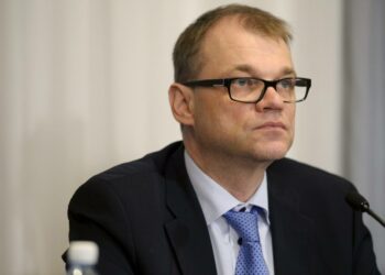 Keskustan puheenjohtaja Juha Sipilä hallitusneuvottelujen tiedotustilaisuudessa Smolnassa perjantaina.