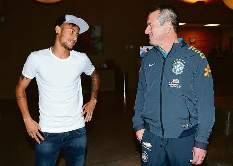 Tässä vaiheessa kaikki oli vielä hyvin. Brasilian päävalmentaja Dunga (oik.) keskusteli joukkuen tähden Neymarin kanssa ennen kisojen alkua kesäkuun alussa.