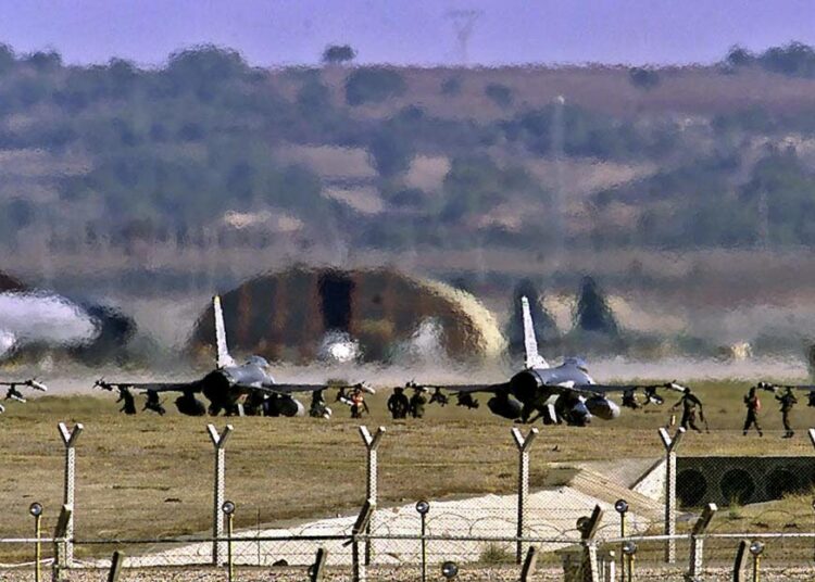 Yhdysvaltain taistelukoneita lähdössä lennolle Incirlikin tukikohdassa Turkissa.