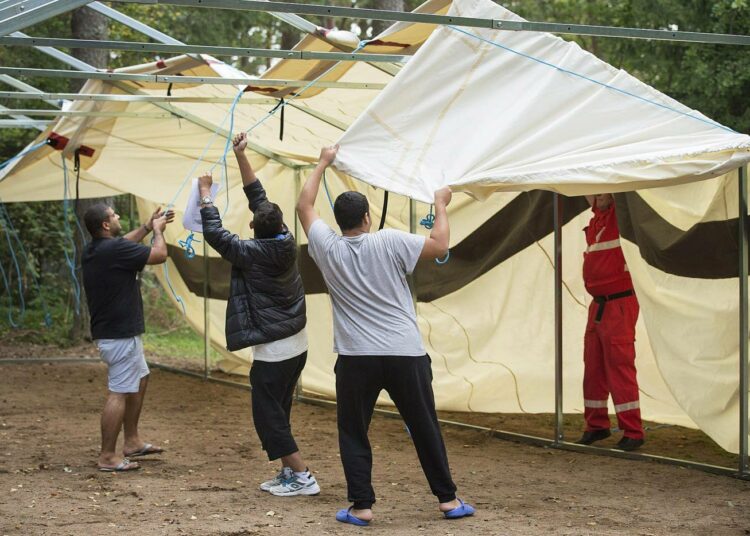 Suomen punaisen ristin Turun Pansion vastaanottokeskuksen pihalle pystytettiin tiistaina telttoja turvapaikanhakijoiden, keskuksen työntekijöiden ja vapaaehtoisten voimin. Teltat tuovat tilapäistä helpotusta keskuksen tilanahtauteen.
