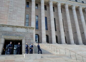 Vasemmistoliiton kansanedustaja Matti Semi on huolissaan valtion talousarvioesitykseen sisältyvästä poliisien määrän vähentämisestä.
