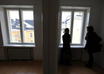 Ihmisiä tustustumassa vuokrattavaan asuntoon Helsingissä vuonna 2009.