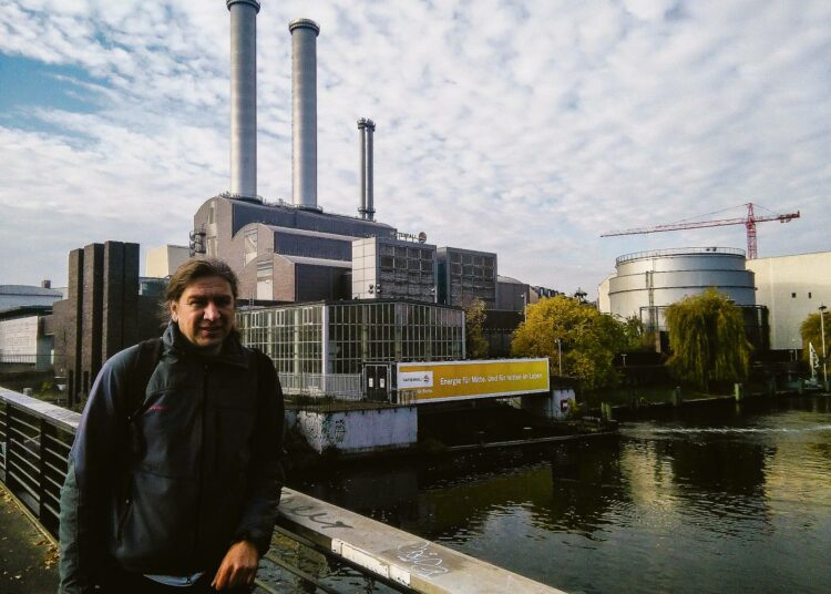 Stefan Taschner Berliinin keskustassa sijaitsevan Jannowitzbrücken hiilivoimalaitoksen edessä.