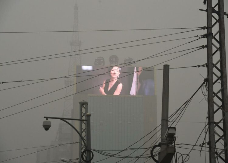 Poikkeuksellisen paha savusumu on viime päivinä vaivannut laajoja alueita Kiinassa. Kuva Pekingistä.