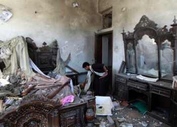 Jemeniläismies tutki Saudi-Arabian johtaman koalition ilmahyökkäyksen aiheuttamia vaurioita kodilleen Sanaassa helmikuussa.
