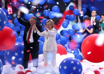 Hillary Clinton ja Tim Kaine demokraattien puoluekokouksessa Philadelphiassa torstaina.