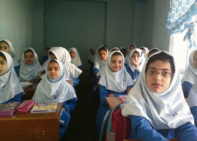 Varsinkin tyttöjen koulunkäynnin tiellä on paljon esteitä, mutta toiset ovat oivaltaneet, että koulutus on avain parempaan elämään.