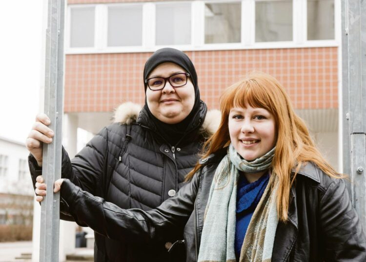 Naisten sankaritarinat löytyvät arjesta, kertovat Eveliina Lafghani ja Sandra Kimonen.