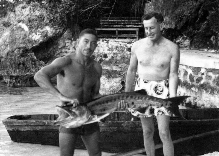 Ian Fleming (oik.) itse ei juuri päässyt nauttimaan Bond-kirjojensa hurjasta suosiosta, hän kuoli jo vuonna 1964. Kuvassa Fleming on lomailemassa Jamaikalla.