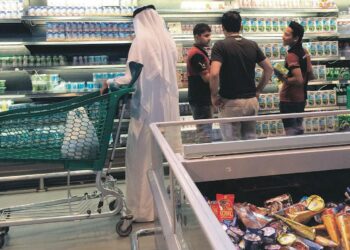 Qatarilaisia ostoksilla pääkaupunki Dohassa. Arabimaiden boikotti katkaisi ruuantuonnin niistä, ja sitä on korvattu tuonnilla Iranista.