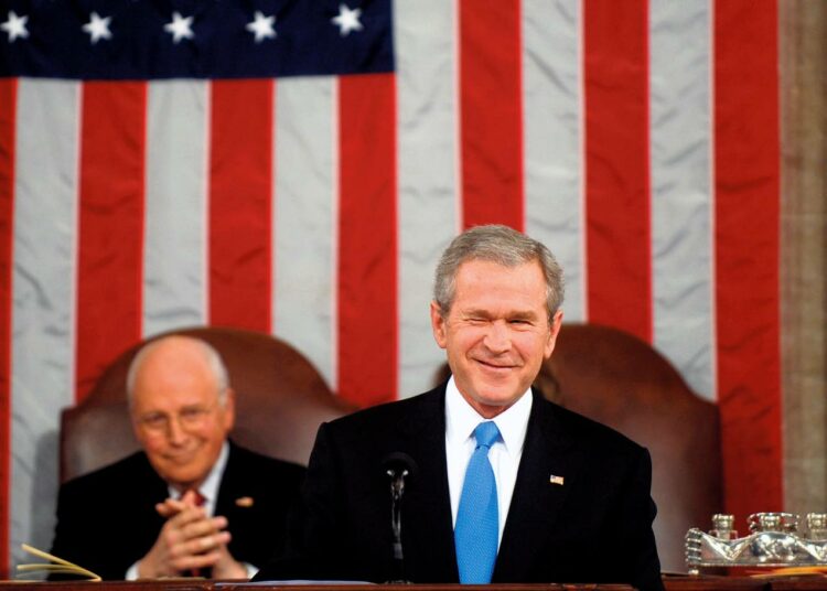 George W. Bush pitämässä presidentin vuosittaista puhetta kansakunnan tilasta Yhdysvaltojen kongressissa tammikuussa 2008. Takavasemmalla varapresidentti Dick Cheney.