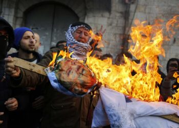 Palestiinalaiset polttivat Donald Trumpia esittävän nuken Nablusissa torstaina.