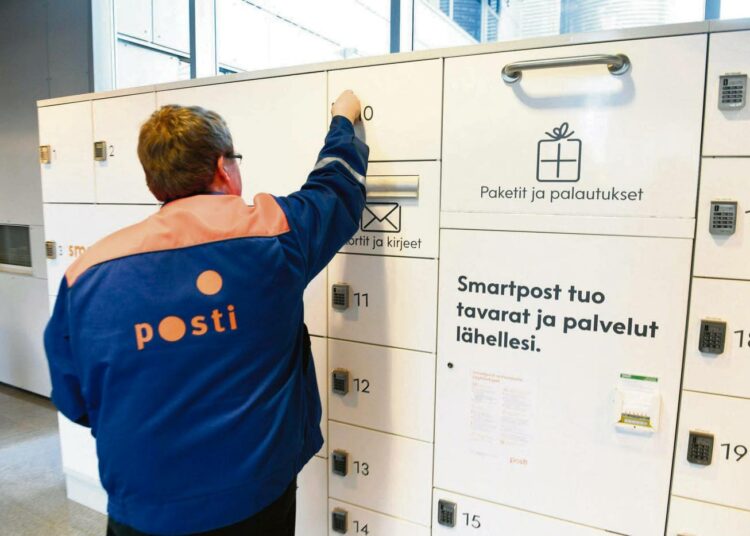 SAK:laisen kuljetusalan yhteisjärjestöön kuuluu myös Posti- ja logistiikka-alan unioni PAU. Postin kuljettaja täyttää pakettiautomaattia.