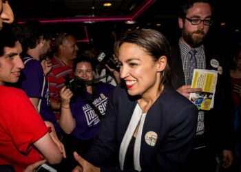 Alexandria Ocasio-Cortez kannattajiensa keskellä tiistai-iltana New Yorkin Bronxissa.