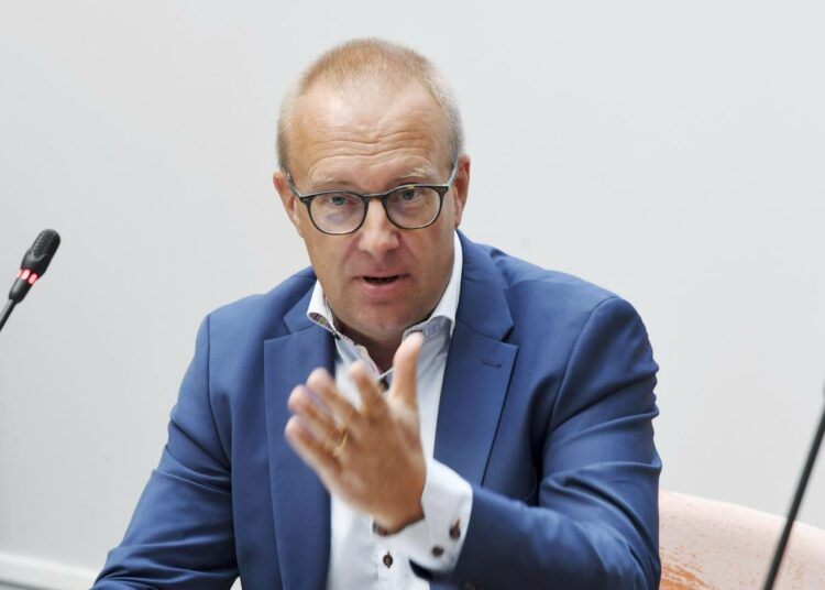 SAK:n puheenjohtaja Jarkko Eloranta vaati, että luopumaan lakiehdotuksesta, joka mielivaltaistaisi työntekijöiden irtisanomisen pienissä yrityksissä.