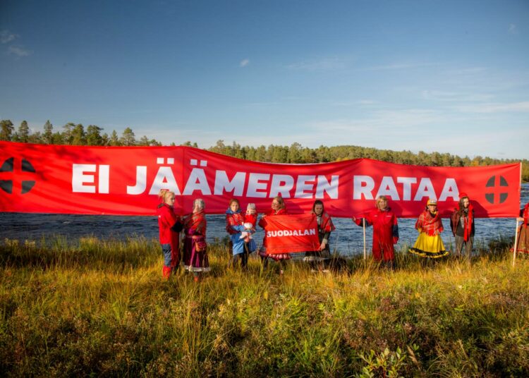 Saamelaiset ja Greenpeace-aktivistit kokoontuivat rajanvetoon Inarissa keskiviikkona. Tavoitteena on Jäämeren ratahankkeen keskeyttäminen Saamenmaalla.